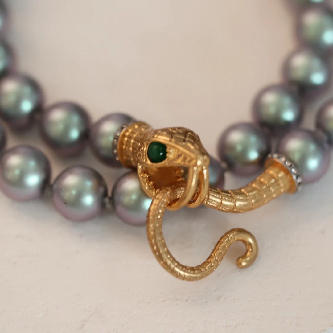 

Fashionable and trendy brand retro snake glass pearl necklace