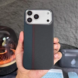 Sleek Carbon Fiber Magnetic Phone Case with Alloy Lens Protection and Wireless Charging Capability - iPhone 15 (Color pur)