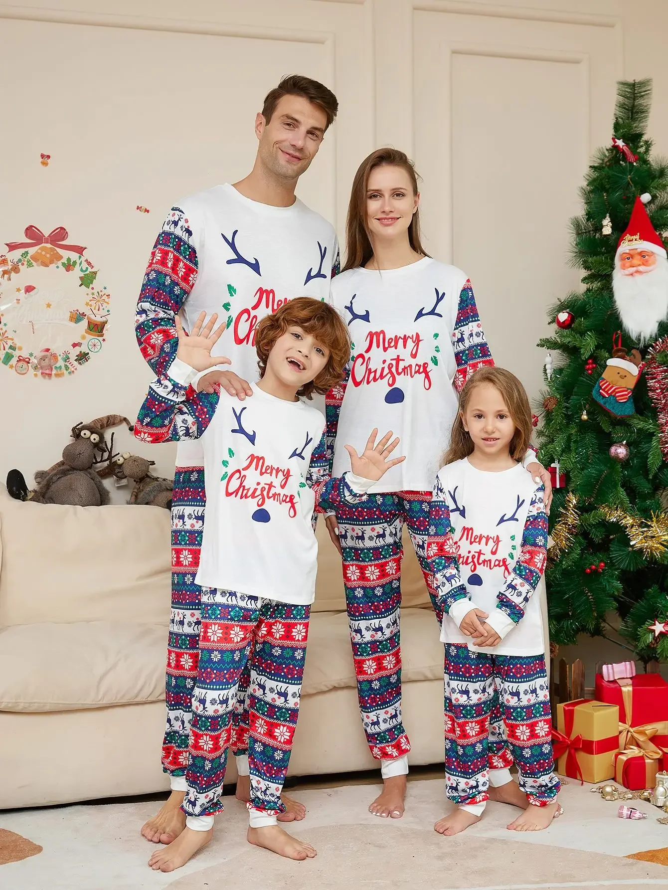 thumbnail image 1 of Conjunto de pijamas familiares con estampado de ciervos de Feliz Navidad, conjuntos a juego para madre, hija, padre e hijo, mameluco para bebé y perro, pijamas suaves con aspecto navideño, 1 of 5