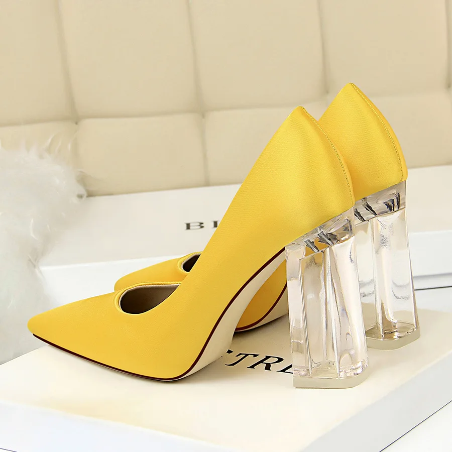 

2023 European and American Women's Fashion Transparent Crystal Satin Shallow Mouth Pointed Single Shoes 4427