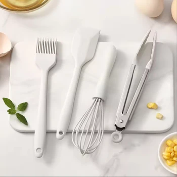 4PCS Set da forno in silicone Utensili per uso alimentare Spatola da cucina antiaderente Spazzola per olio in silicone Frusta per uova Clip per alimenti Kit di utensili da cucina 1