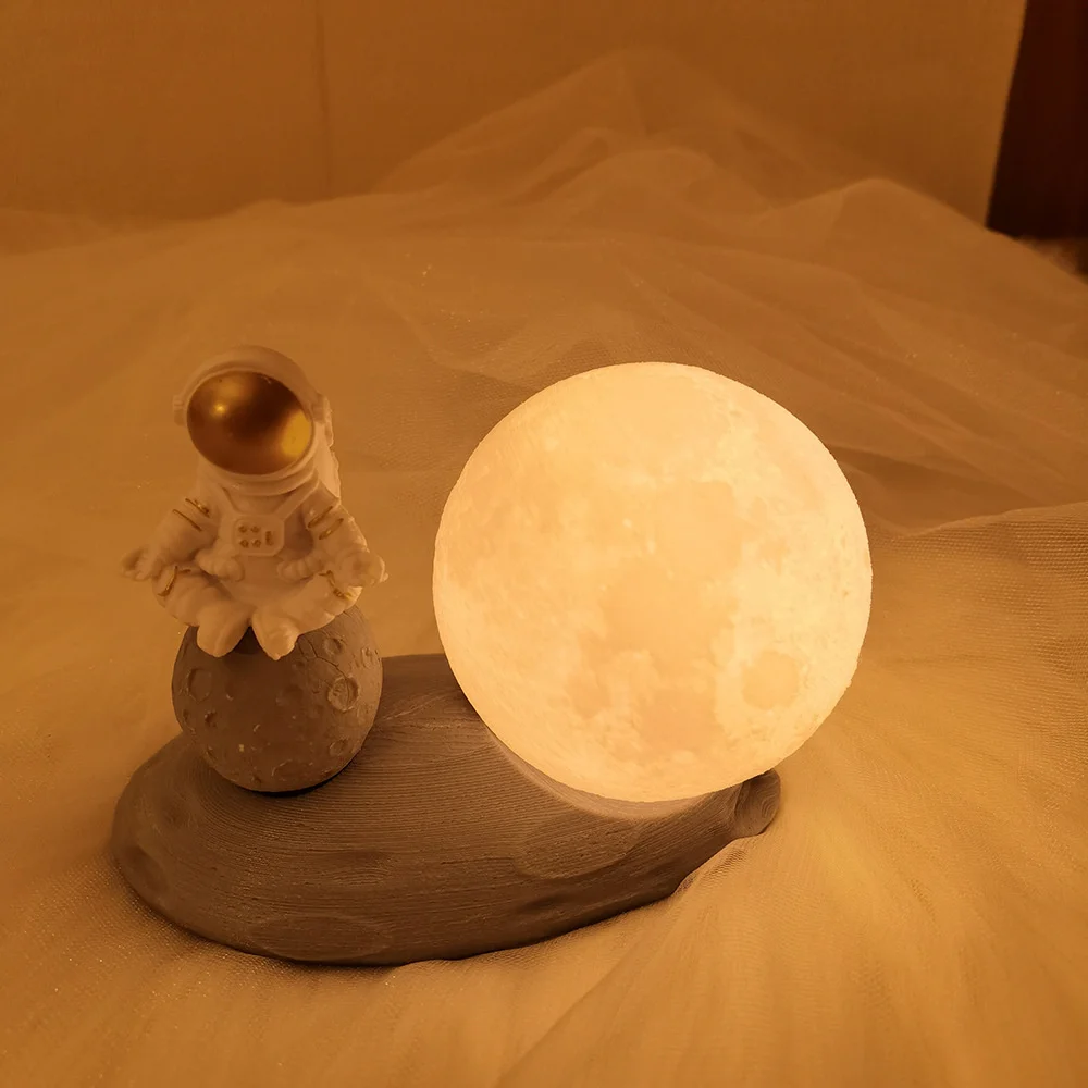 

Astronaut Decor Action Figures and Moon Home Decor Resin Astronaut Statue Room Office Desktop Decoration Presents Boy Gift