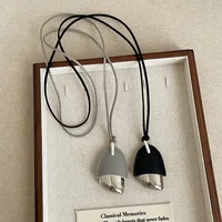 Collier ras du cou Minar au design unique en cuir PU noir et bleu clair avec pendentif en forme de pomme de pin métallique pour femme, chaîne longue réglable 2