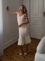 Robe midi transparente en maille pour femme, cintrée à la taille, sans manches, à fines bretelles, tendance et élégante, collection été 2026 4