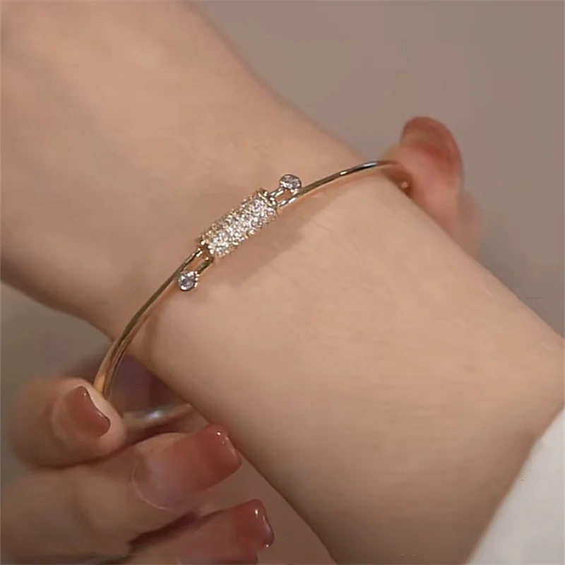 

SOAR EAST Vintage exquisite inlaid zircon knot bracelet light luxury versatile Bangels For Women Fasion Jewelry Accessories