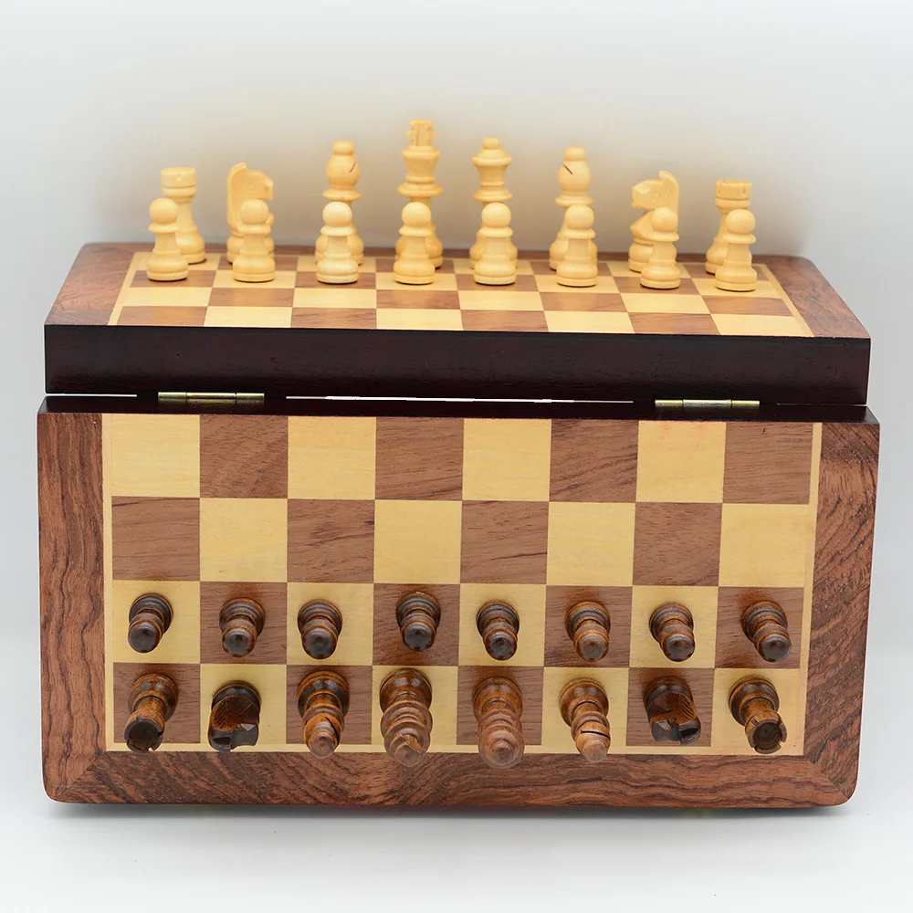

New Zealand pine 30cm magnetic chess manufacturers directly sell table games and send the Queen's border red paint 30cm chess