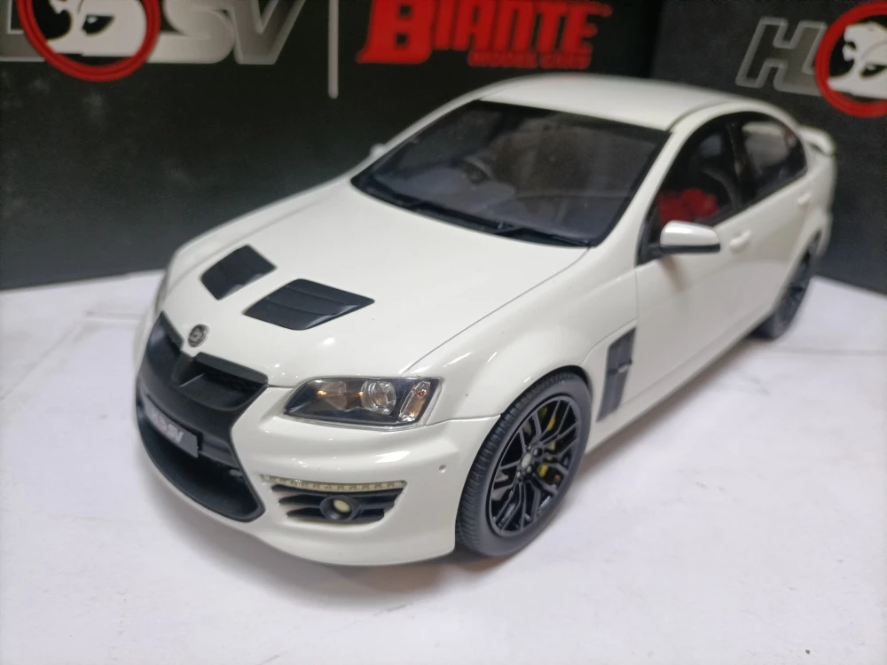 

Biante 1:18 Holden HSV E3 GTS 2012 25th Anniversary White Simulation Limited Edition Resin Metal Static Car Model Toy Gift