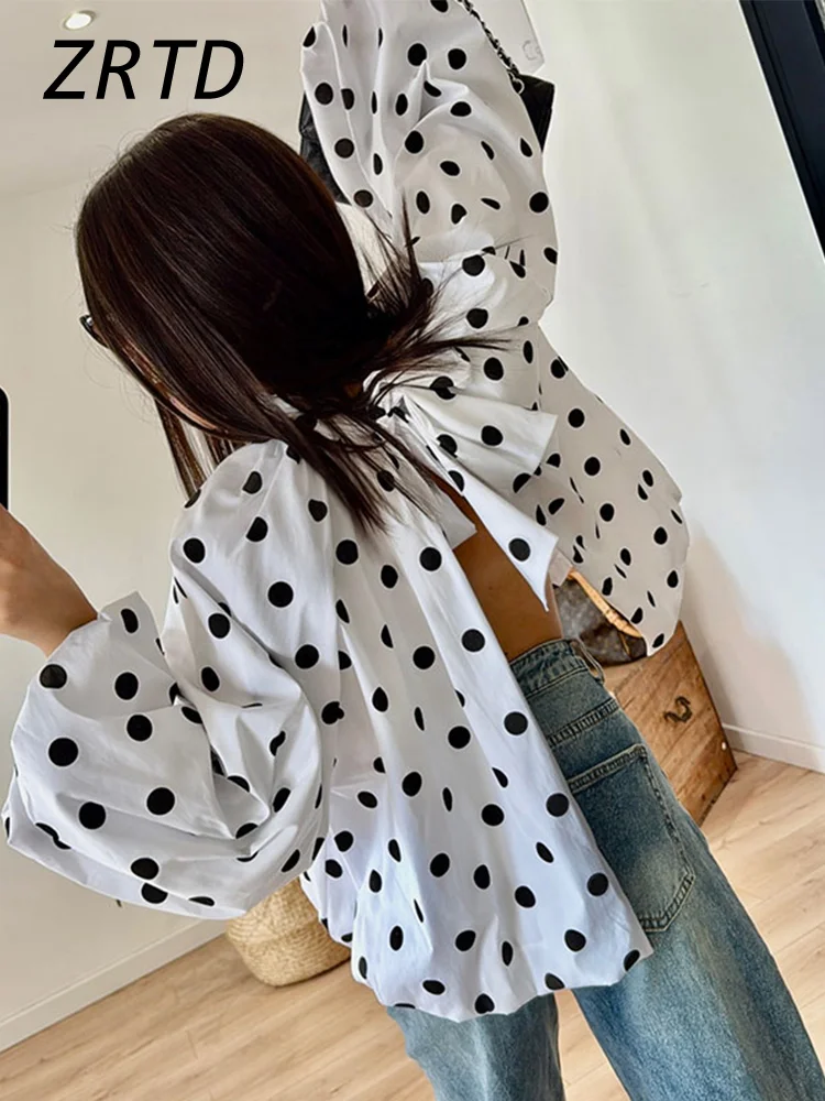 เสื้อผ้าลายจุด ดีไซน์เปิดหลังผูกโบว์ แต่งลูกไม้ คอเต่า แขนโคม ใส่สบาย