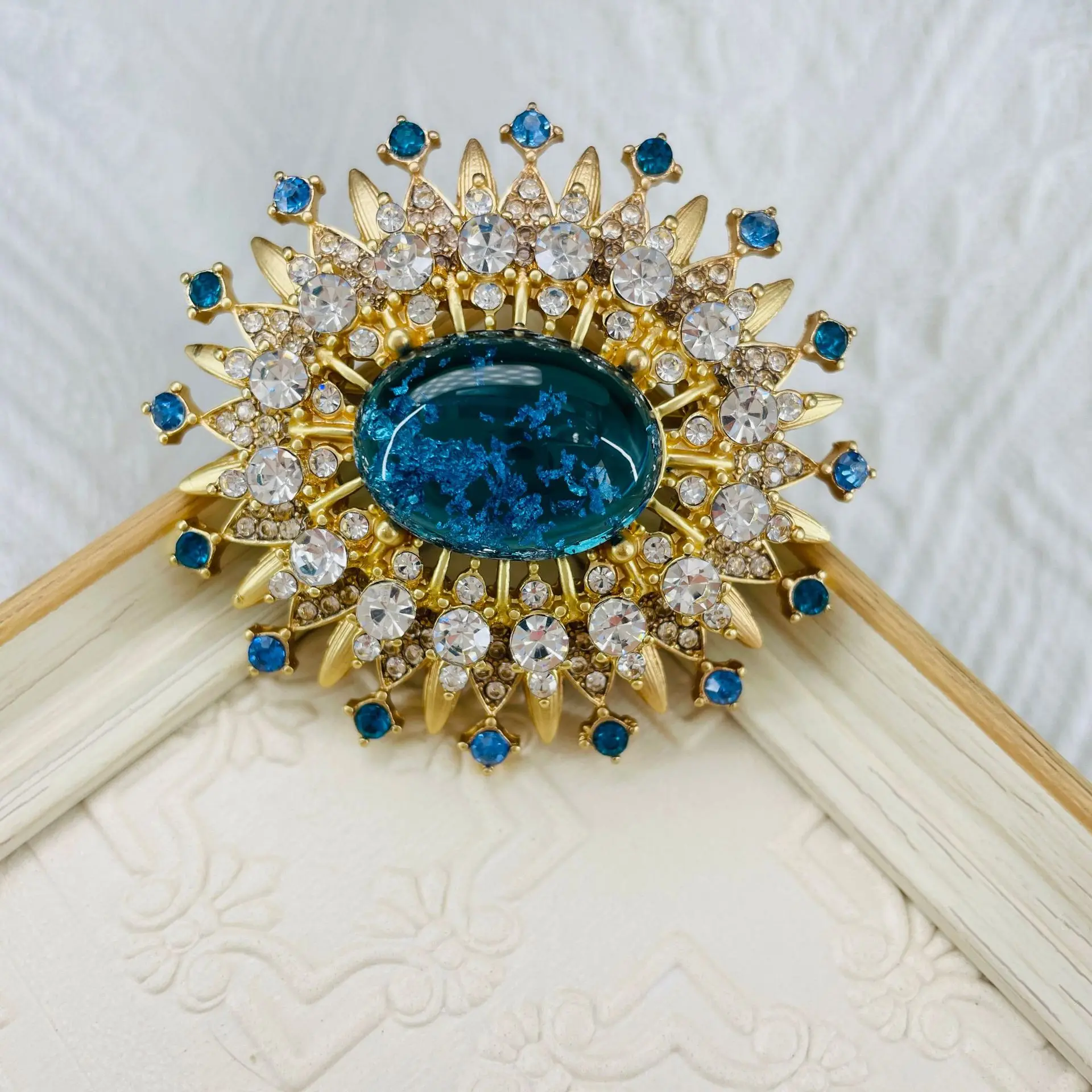 

European and American retro palace style blue floating flower starry sky glass sunflower brooch, corsage accessories