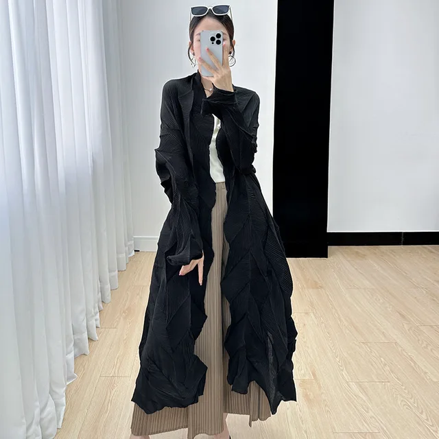 매력적으로 보여주며 날씨 변화에 대비한 세련된 miyake 여성용 주름 트렌치 코트