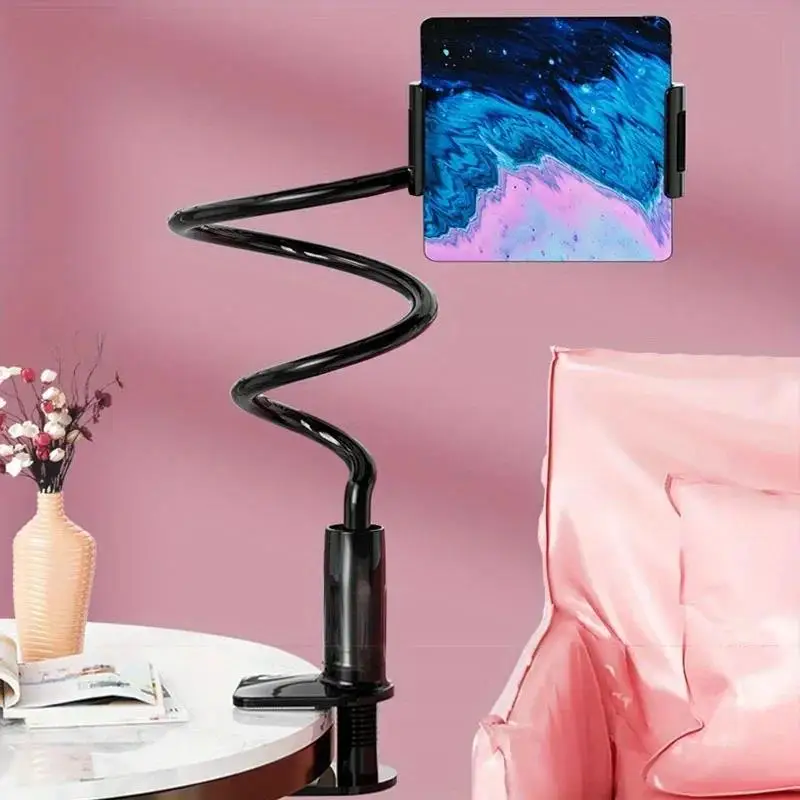 Schwarzer flexibler Tablet-Ständer mit langem Arm und Bettmontage-Klemmhalterung, der ein Gerät mit einem kosmischen blauen und pinkfarbenen abstrakten Bildschirm anzeigt