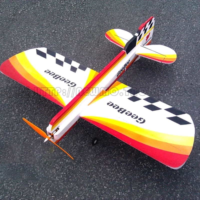 Détail des ailes de l'avion télécommandé RC Gibby 3D 1000mm EPP KIT avec renforts visibles pour le vol 3D.