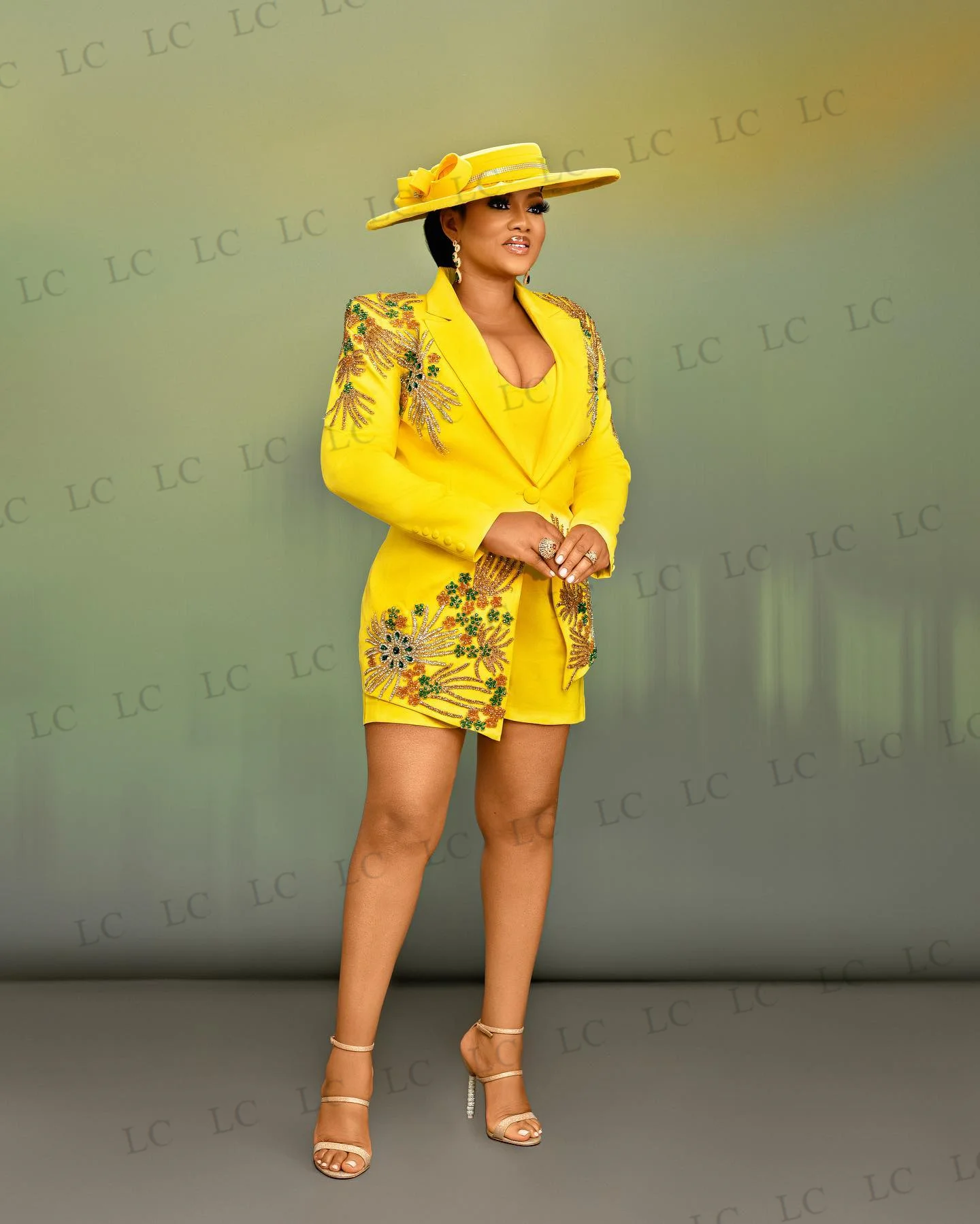 Exquisite Appliques Beads Women Suits 2 Pieces One Button Formal Blazer Pants Thigh Length Peaked Lapel Plus Size Custom Made