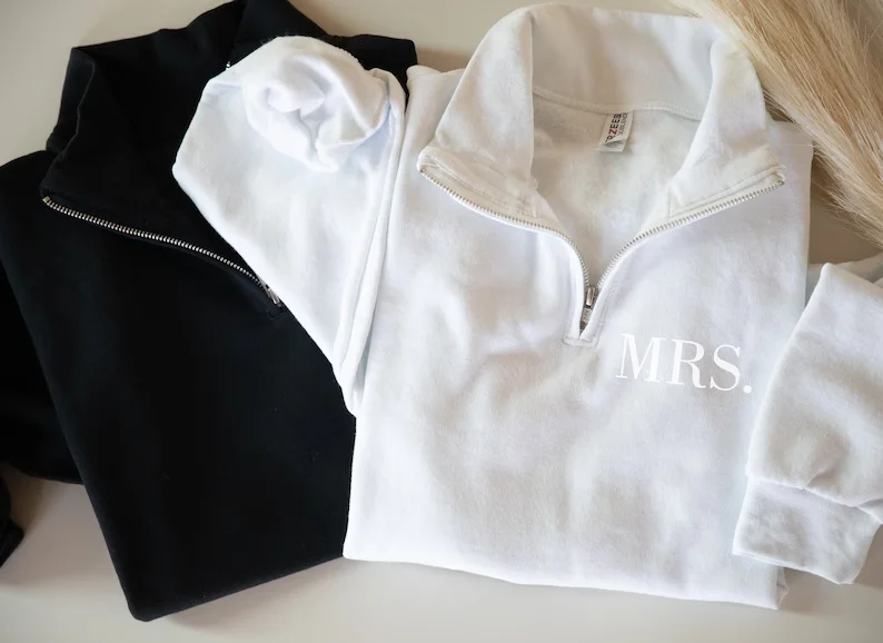 

Индивидуальный рельефный свадебный подарочный набор для медового месяца, наряд на молнии для миссис четверти, мужские и женские джоггеры, парные подарки, фамилия, свадебный набор