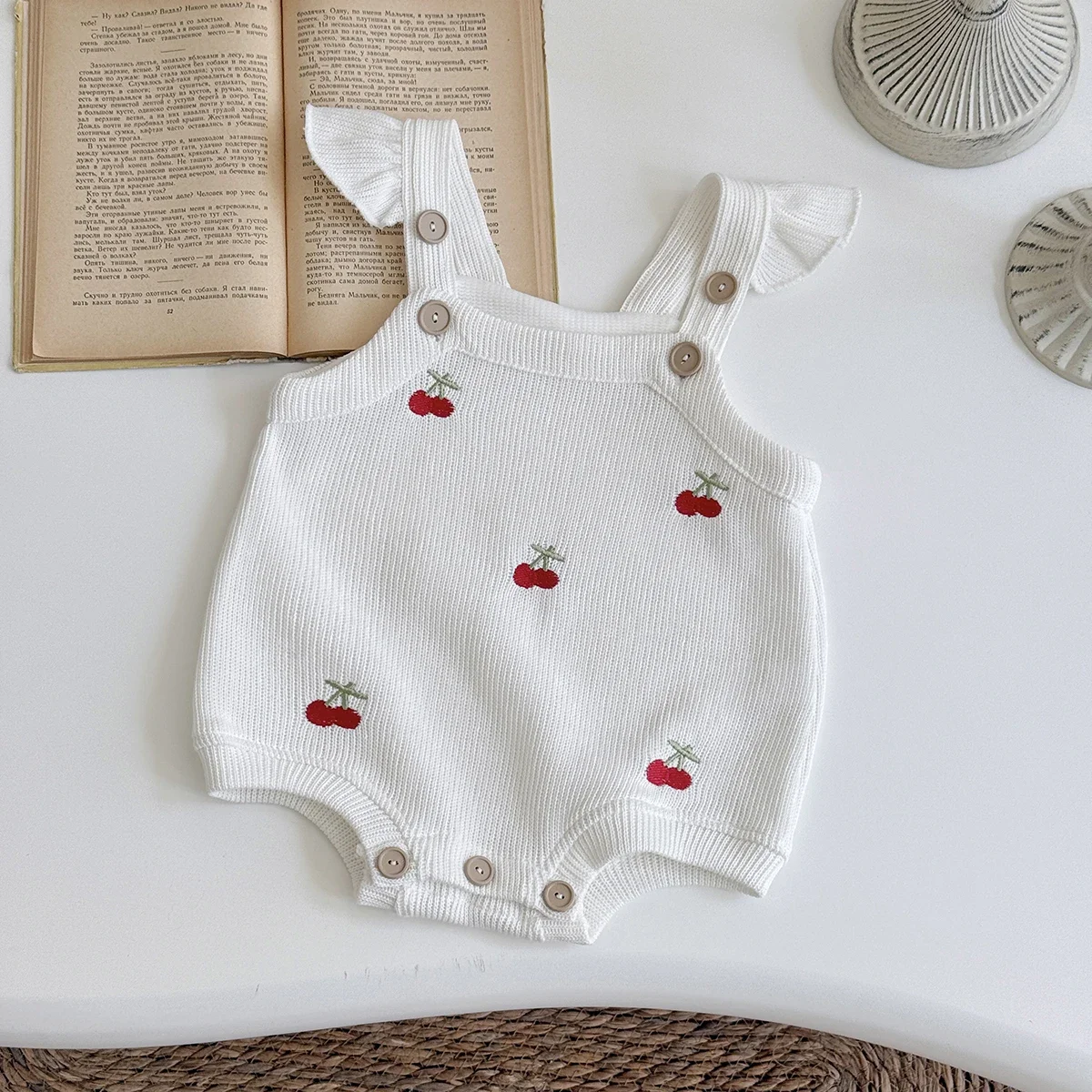 Herbst Neue Baby Kleidung Kirsche Gestickte Kleine Ärmellose Dreieck Crawler Kurze Krabbeln Anzug Nette Neugeborene Strampler – Detail 12