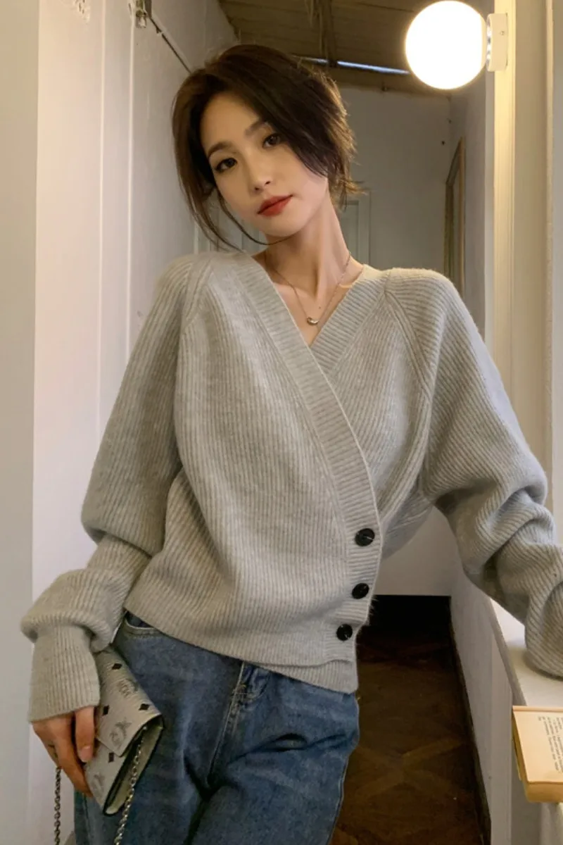 Рисунок 6 - Женский вязаный свитер с V-образным вырезом