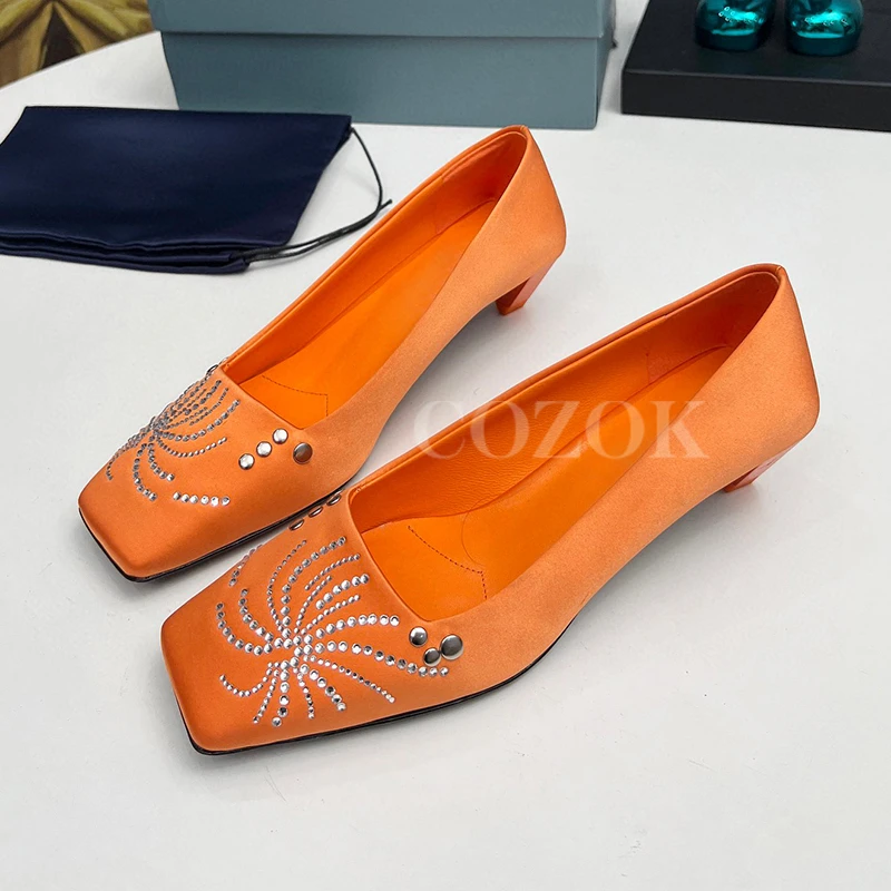 

Туфли-лодочки женские атласные, высокий каблук, квадратный носок, Хрустальный декор, цветы, дизайнерская обувь для банкета, осень