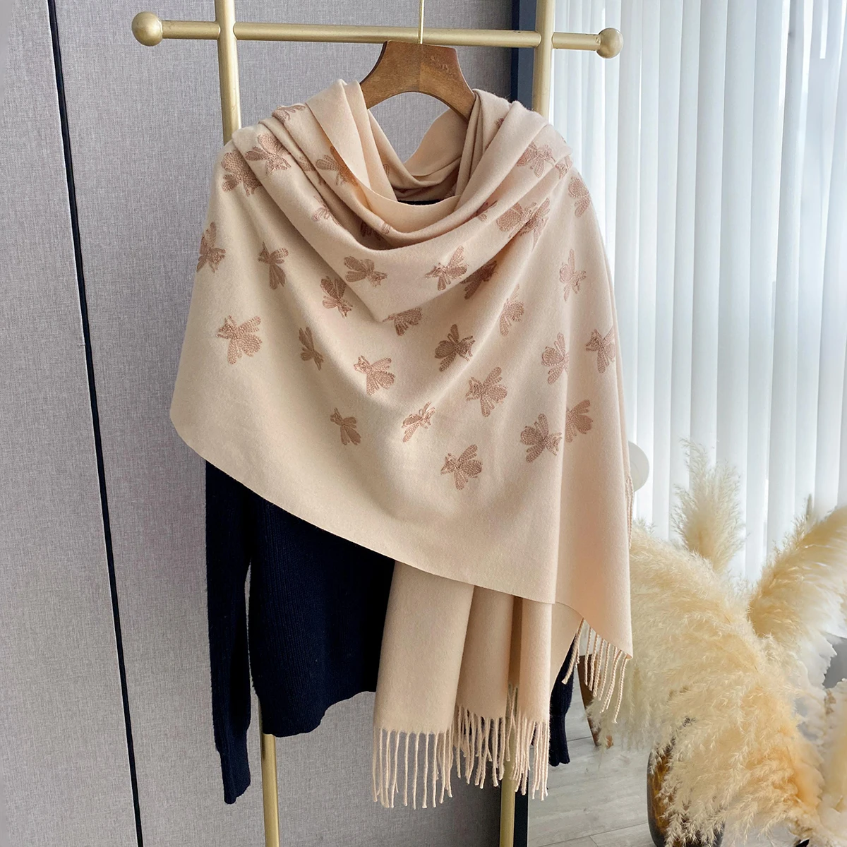Fashion Bee Print Embroidery Scarf Elegant Women Winter Thick Warm Neck Pashmina Long Fringe Scarves Lady Blanket Soft Shawl