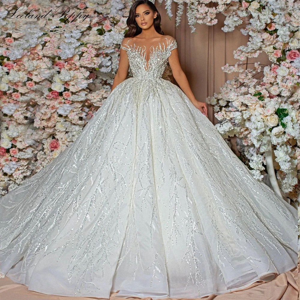 Island Poppy Maßgeschneiderte Ballkleid-Brautkleider aus Spitze, bodenlang, Pailletten, Perlen, Brautkleider mit Kapellenschleppe