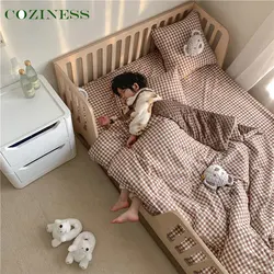 Ropa de cama de cuatro piezas para bebé, Sábana de cama de dibujos animados de oso para recién nacido, Sábana de cama a rayas Simple, fácil almacenamiento, funda de almohada gruesa de invierno
