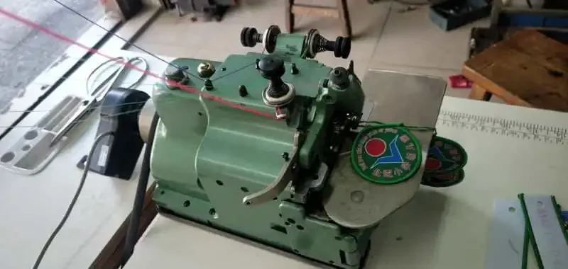 Good Condition Original Merrow MG-3U epaulettes overlock sewing machine