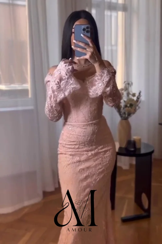 فساتين سهرة سعودية مخصصة على شكل حورية البحر من أمور، بتصميم مكشوف الأكتاف وطول يصل إلى الأرض، مزينة بالدانتيل والترتر وأكمام طويلة، فساتين حفلات أنيقة 2026