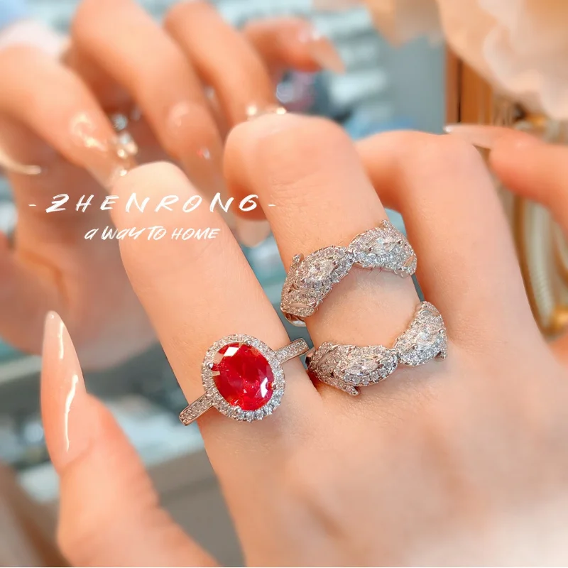 Anello in argento - Questo è un anello di lusso adatto da indossare sul dito del medio. È un anello da donna con corindone rosso.
