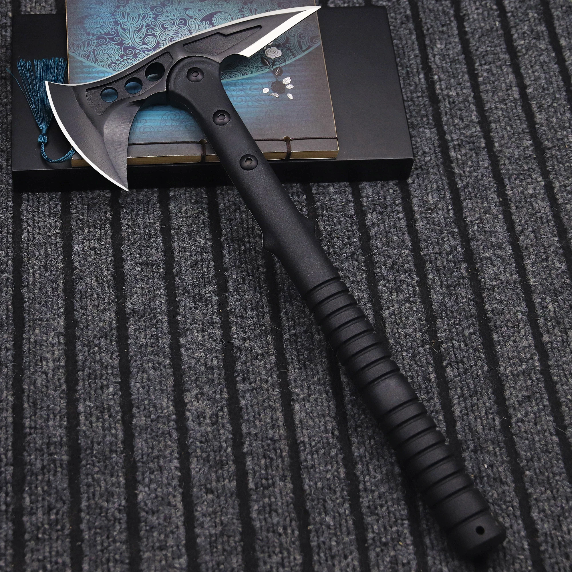 Multi-function black tactical axe outdoor rescue axe fire axe jungle logging multi-function removable axe + nylon axe sleeve 2