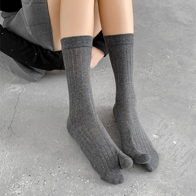 Hochwertige Damen-Socken mit zwei Zehen, einfarbig, schlichte Farbe, bequeme geteilte Zehenpartie, japanische Harajuku-Tabi-Socken. – Detail 11