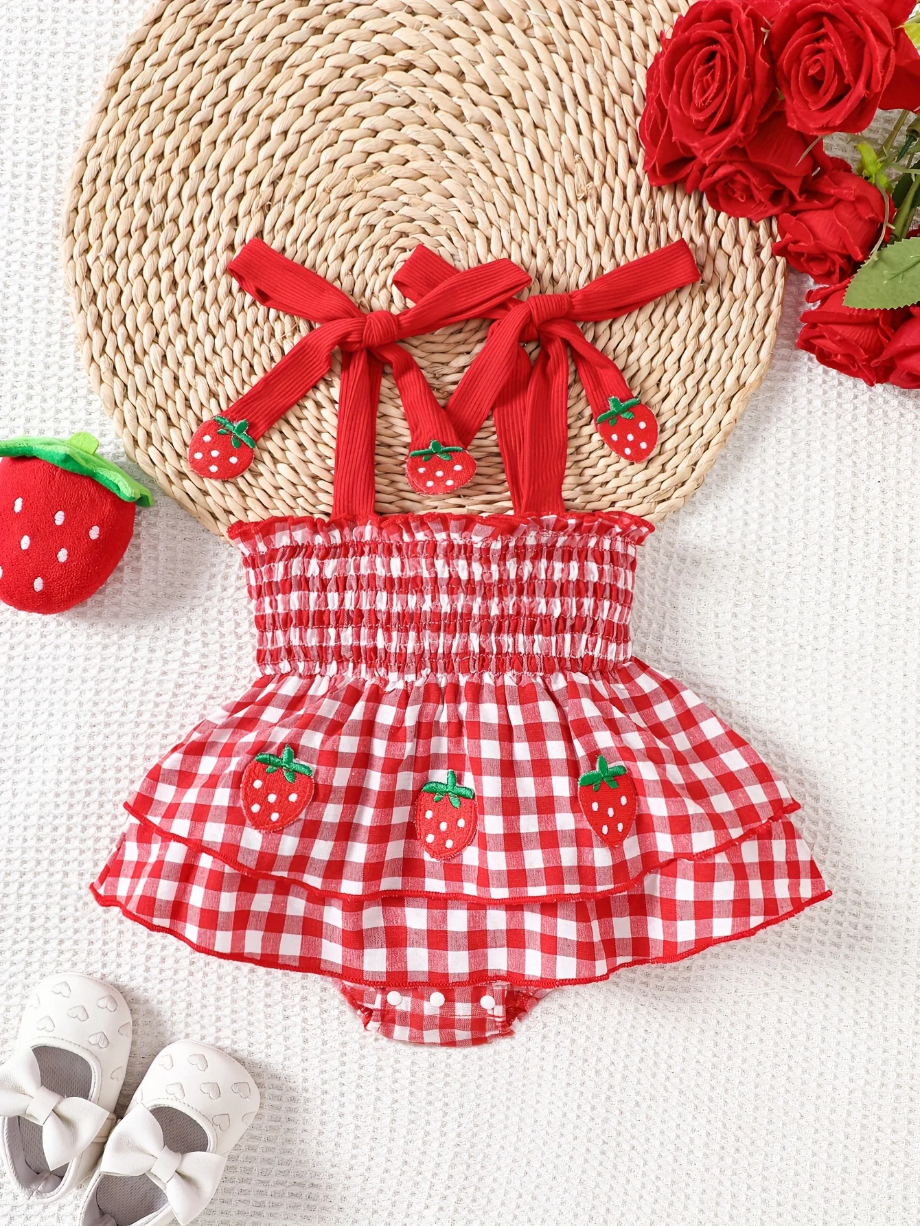 Erdbeer-Gingham-Stramplerkleid mit gesmoktem Bindeband für Babys – dehnbares, gerafftes Oberteil und mehrlagiger Rock, süßes Sommer-Einteiler