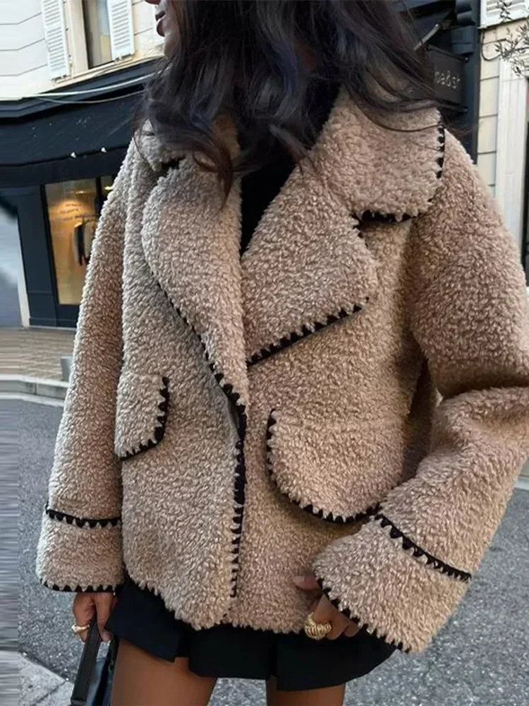 Рисунок 3 - Женское однотонное пальто на пуговицах