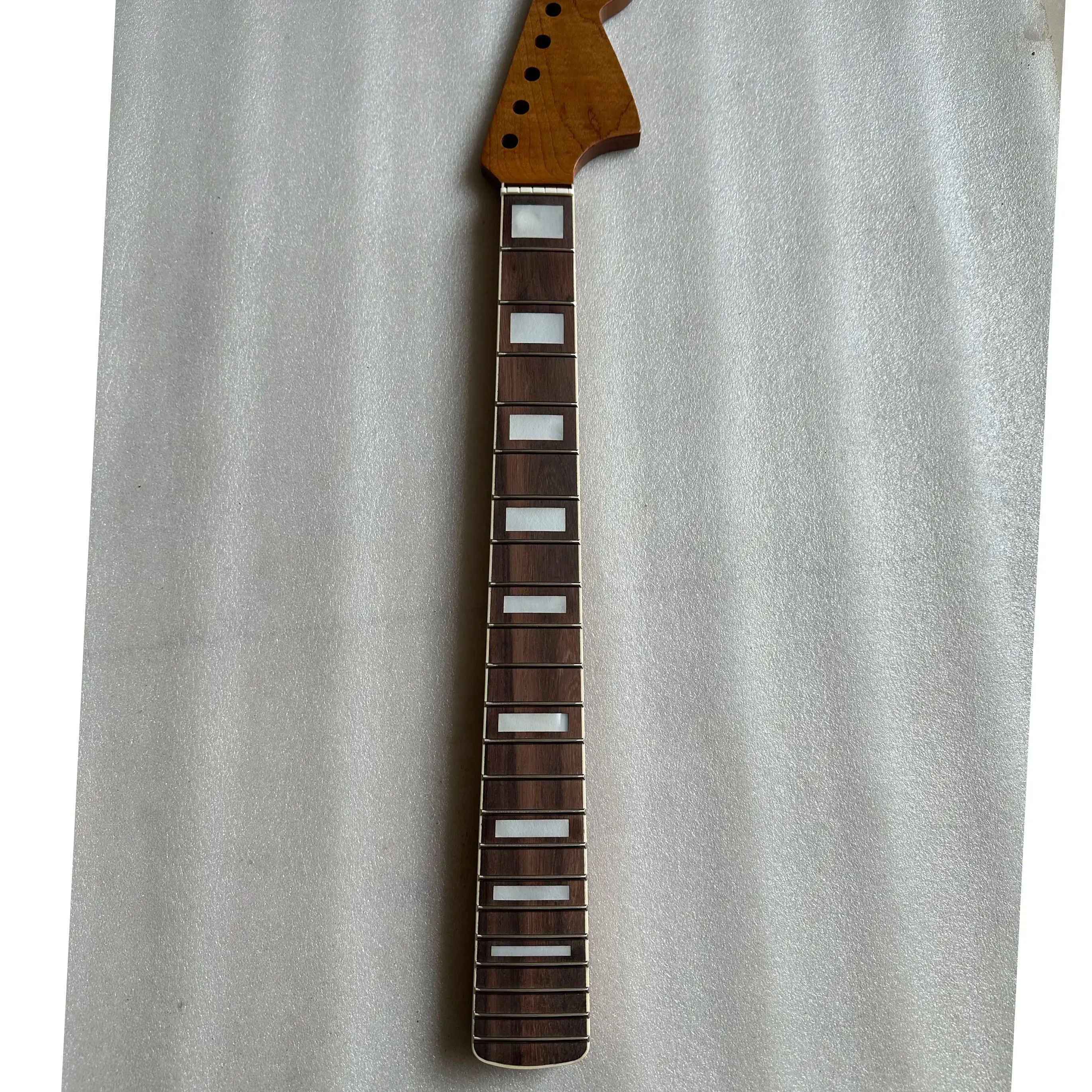 ローズウッド、スキャロップ指板エレキギター