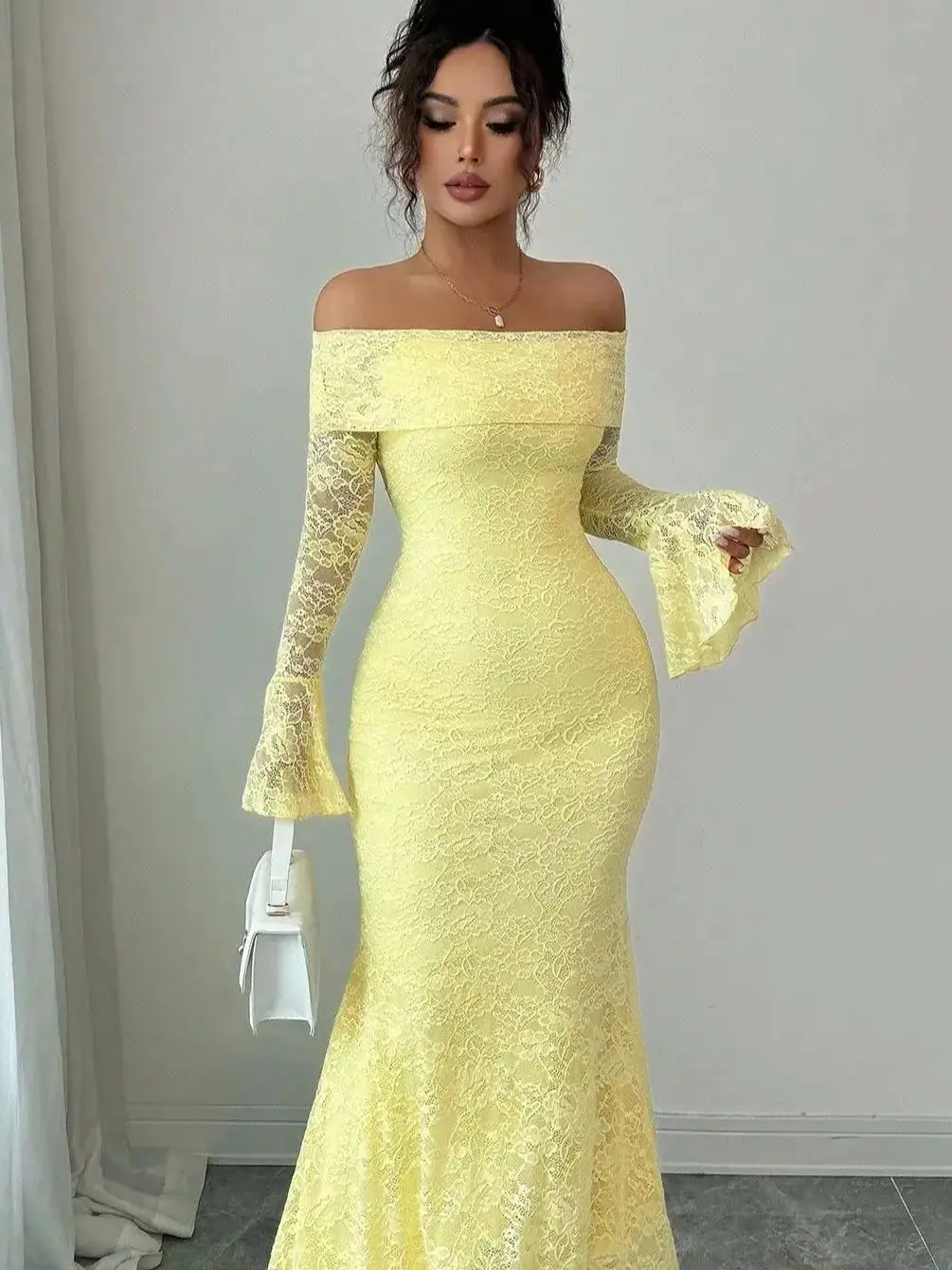 فستان أصفر دانتيل أوف شولدر بتصميم أنثوي