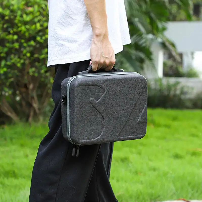 Sac de transport pour drone DJI avec poignée de transport, vue latérale montrant les coutures étanches et la texture résistante.