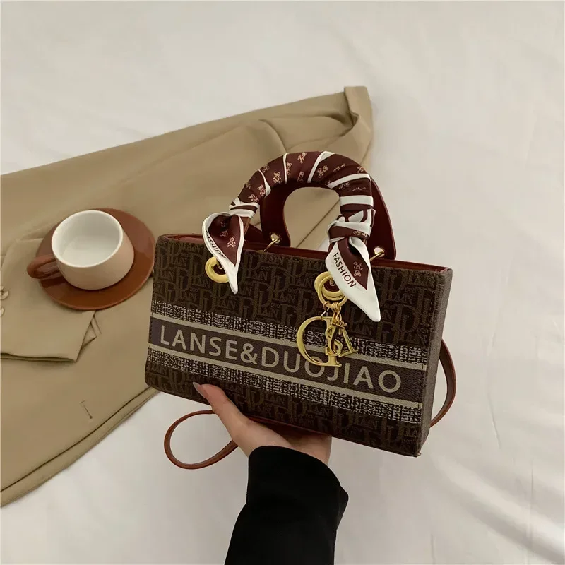 Рисунок 2 - Женская сумка через плечо