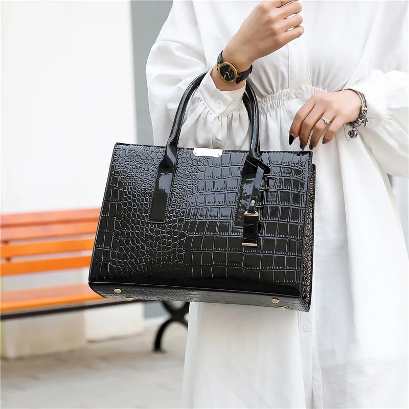 Women's Crocodile Pattern Faux Leather Clutch - Oversized Shoulder Bag & Messenger Handbag
