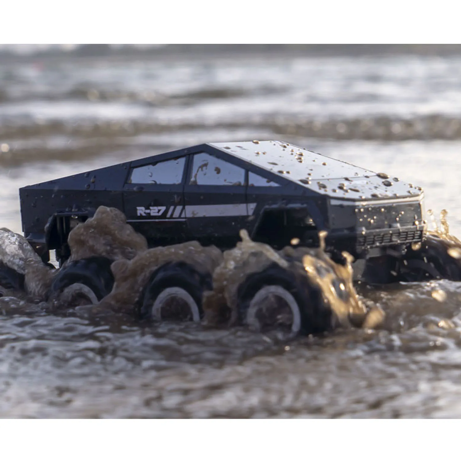Camion RC tout-terrain 8x8 JJRC Q218 grimpant une pente rocailleuse, modèle noir et argent