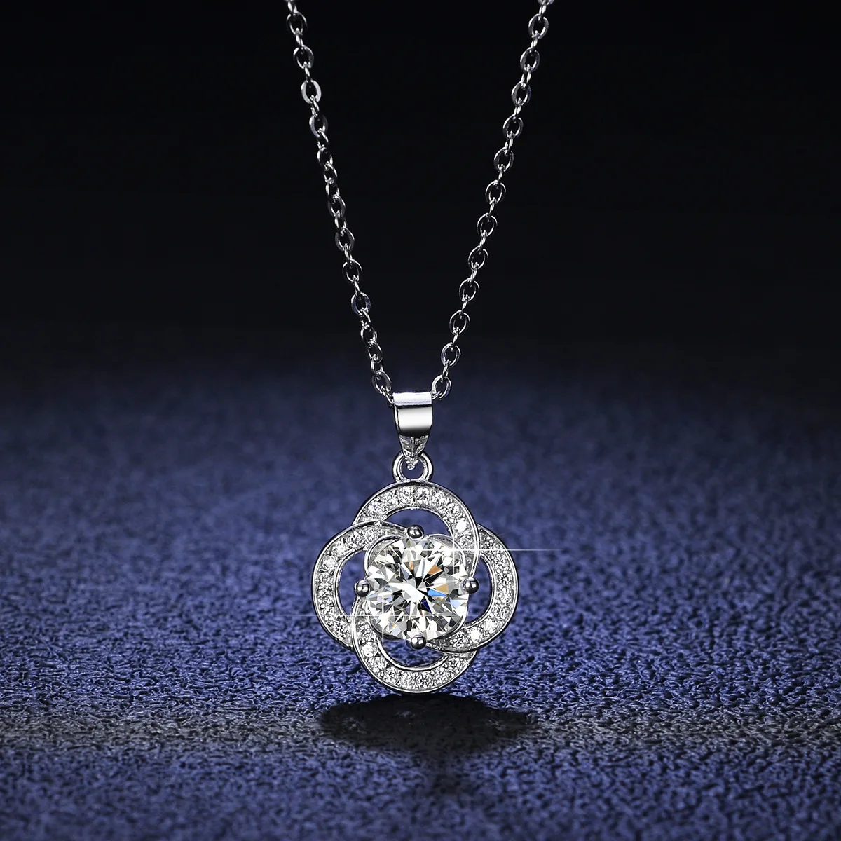 

1 carat moissanite pendant 18K gold diamond necklace women's four-leaf clover windmill pendant PT950 platinum clavicle chain
