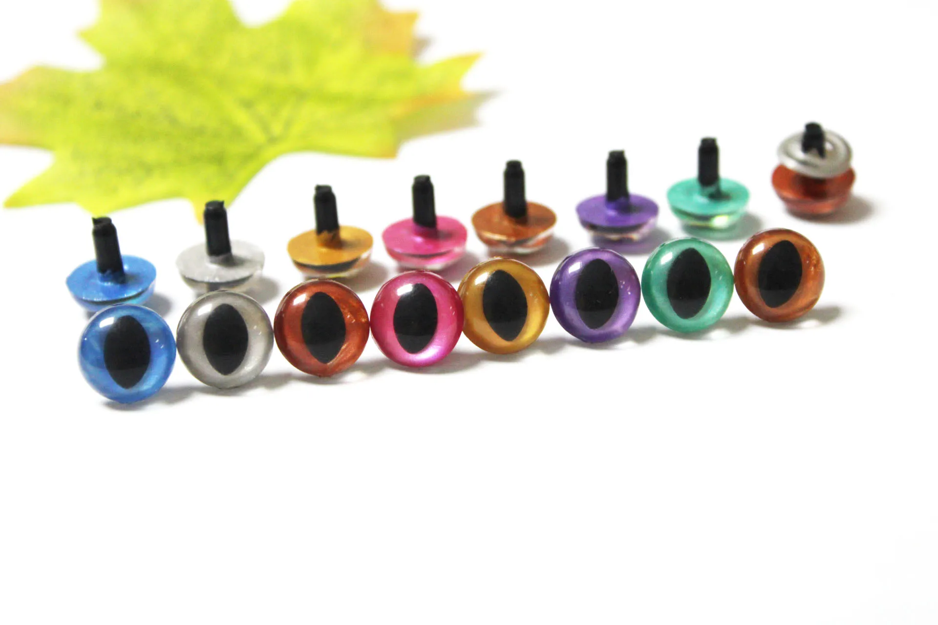 80 Stück/Set 7,5/9/10,5/12/13,5/15/18mm Handbemalte Metallfarbene Glatte Kunststoff-Spielzeugkatzenaugen + Metallunterlegscheiben --Farboptionen
