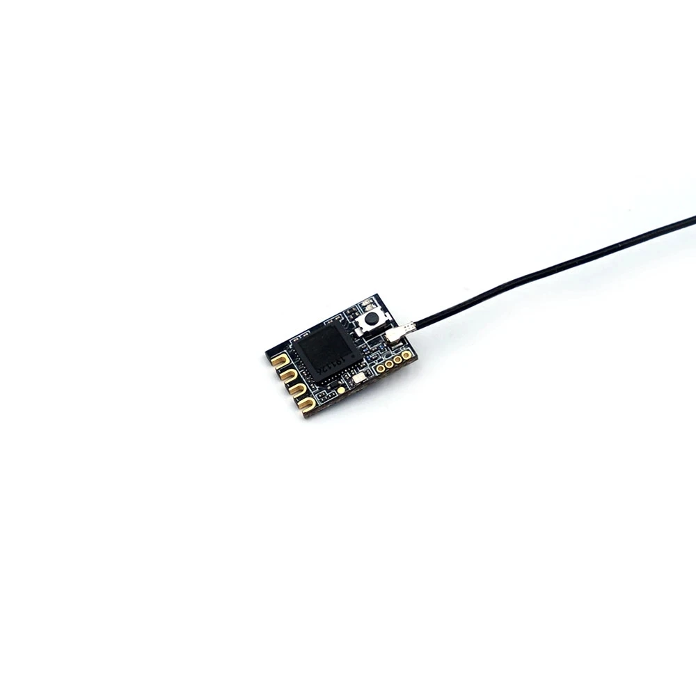 Gros plan sur le récepteur FrSky ARCHER M+ ACCESS montrant sa taille réduite et ses soudures précises