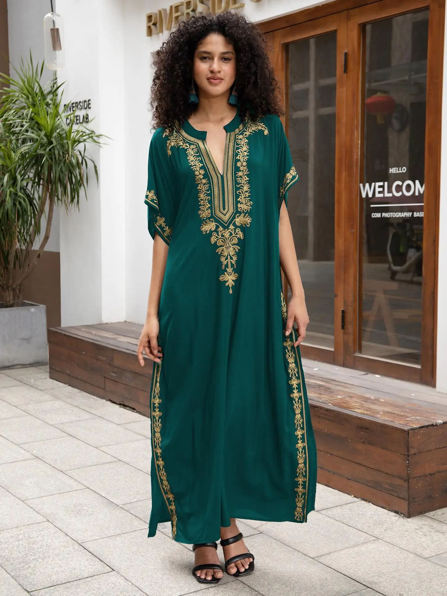 جلابية خضراء بتطريز ذهبي تراثي