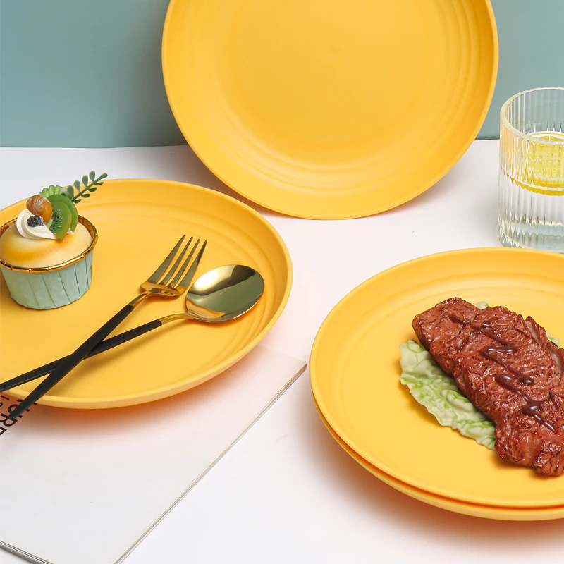 Plastic plates (9 inches in diameter) 4