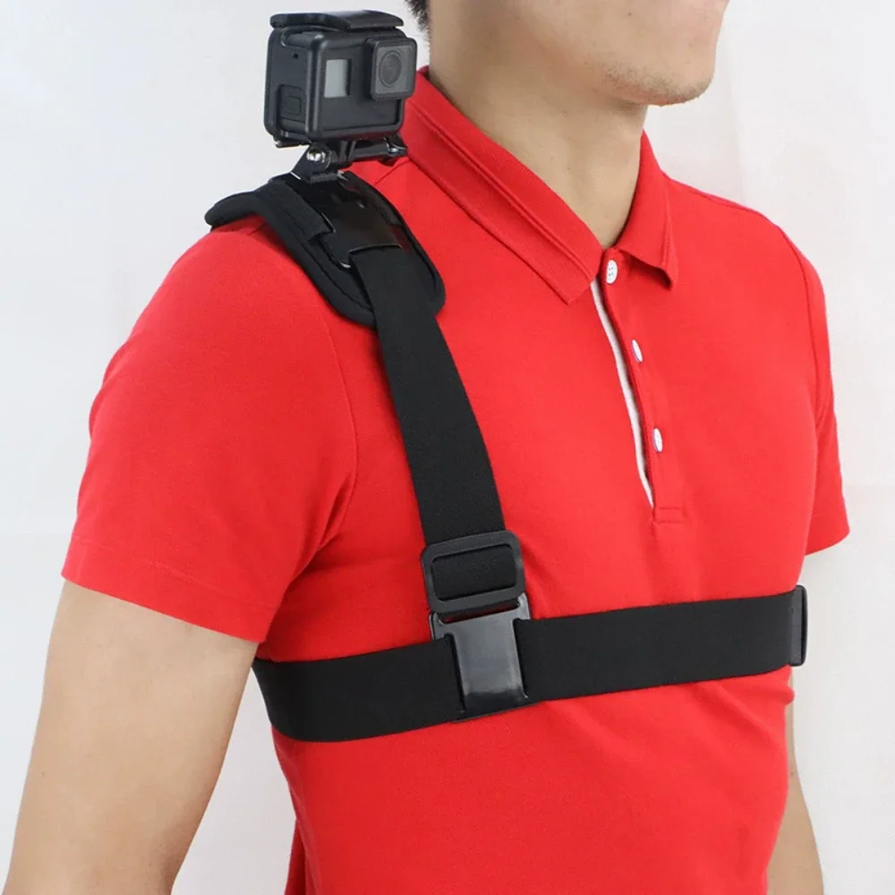 Harnais d'épaule pour caméra GoPro porté par un athlète en mouvement, maintenant la caméra stable et sécurisée.