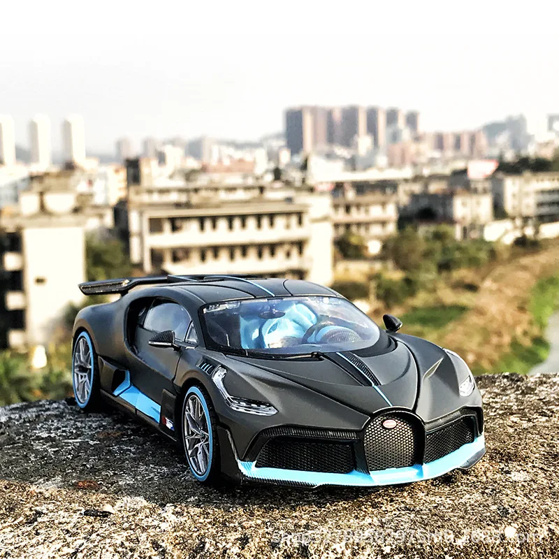 Maisto 1: 24 Bugatti Divo Simulation Alloy Car Model Collectible Ornaments Realistic Texture Handsome Cool Festival Gift Toys