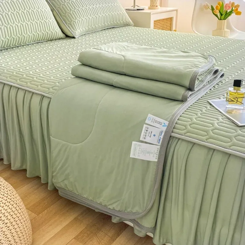 Summer Air - Conditioned Quilt in Simple Design Made of Cool Silk