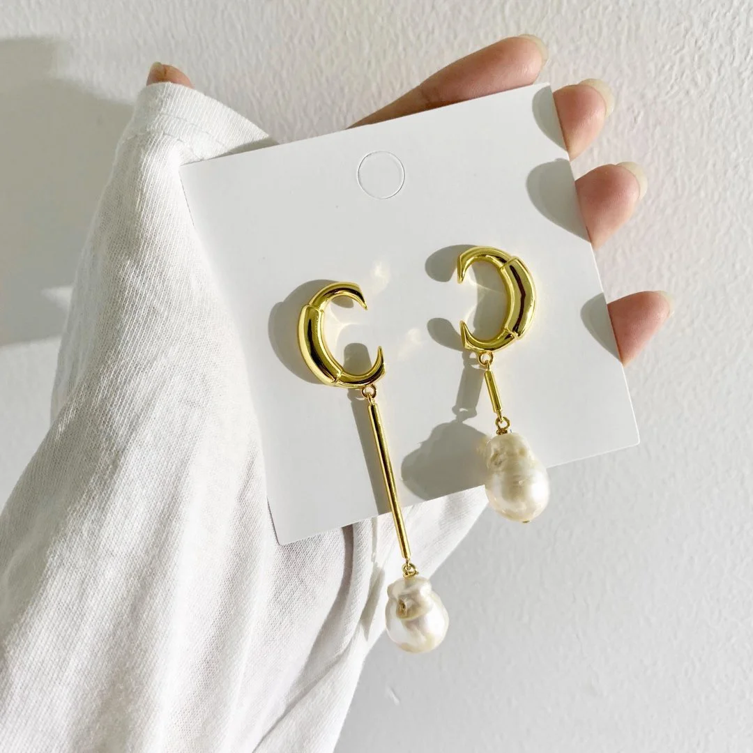 2022 Hot Trend Brand C-shaped asymmetric Pearl Earrings Brass Ear Studs Everyday Wear Versatile Jewelry Atmosphere