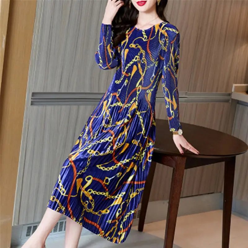 

Autumn and Winter New Pleated Velvet Covers Meat and Appears Slim in Mid to Old Age Dresses for Women