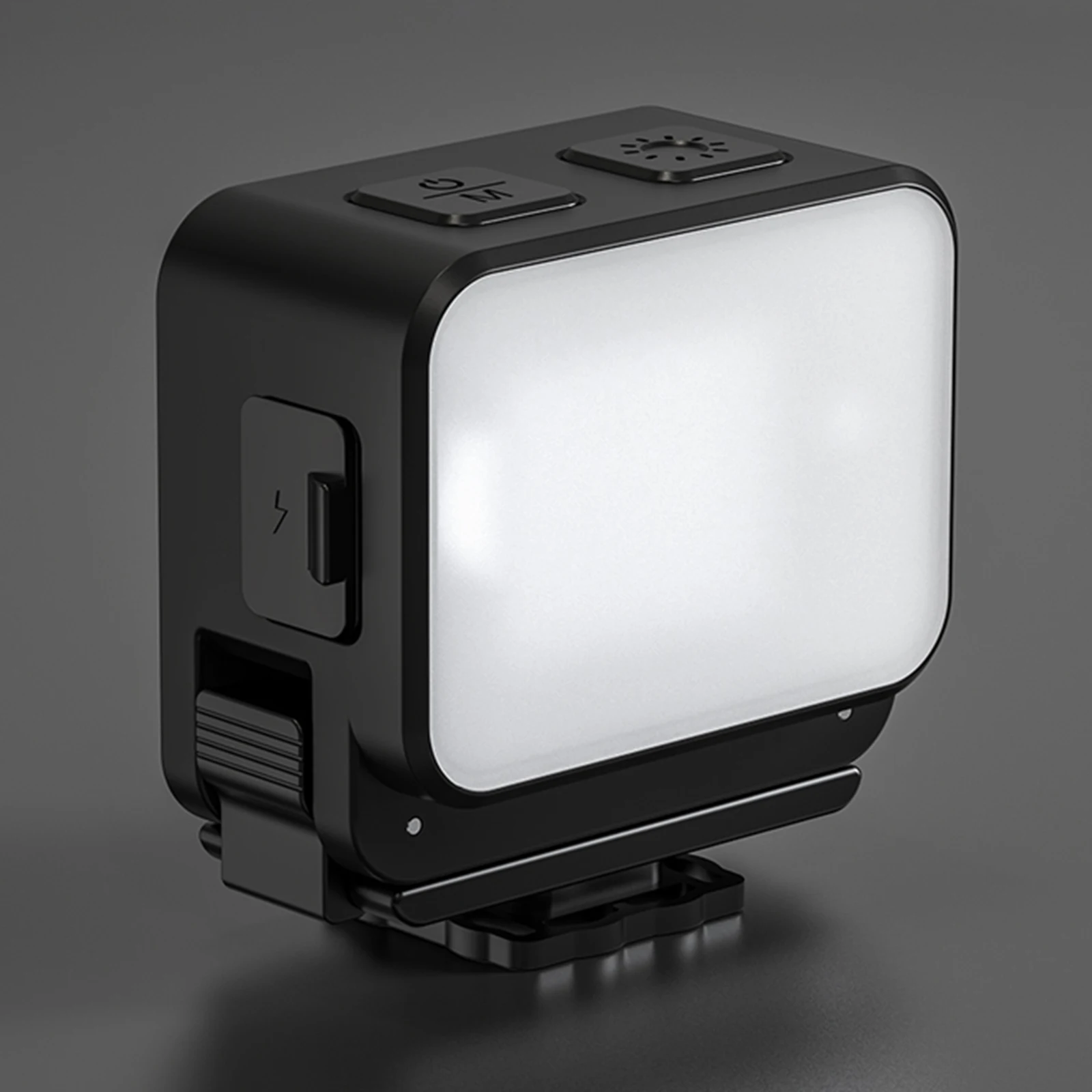 Lumière LED magnétique Osmo Action 6 Nano en action, éclairage d'appoint puissant sur une scène nocturne