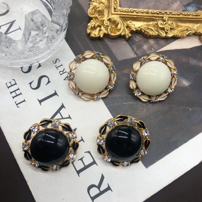 

Classic versatile black and white enamel glaze French style niche earrings