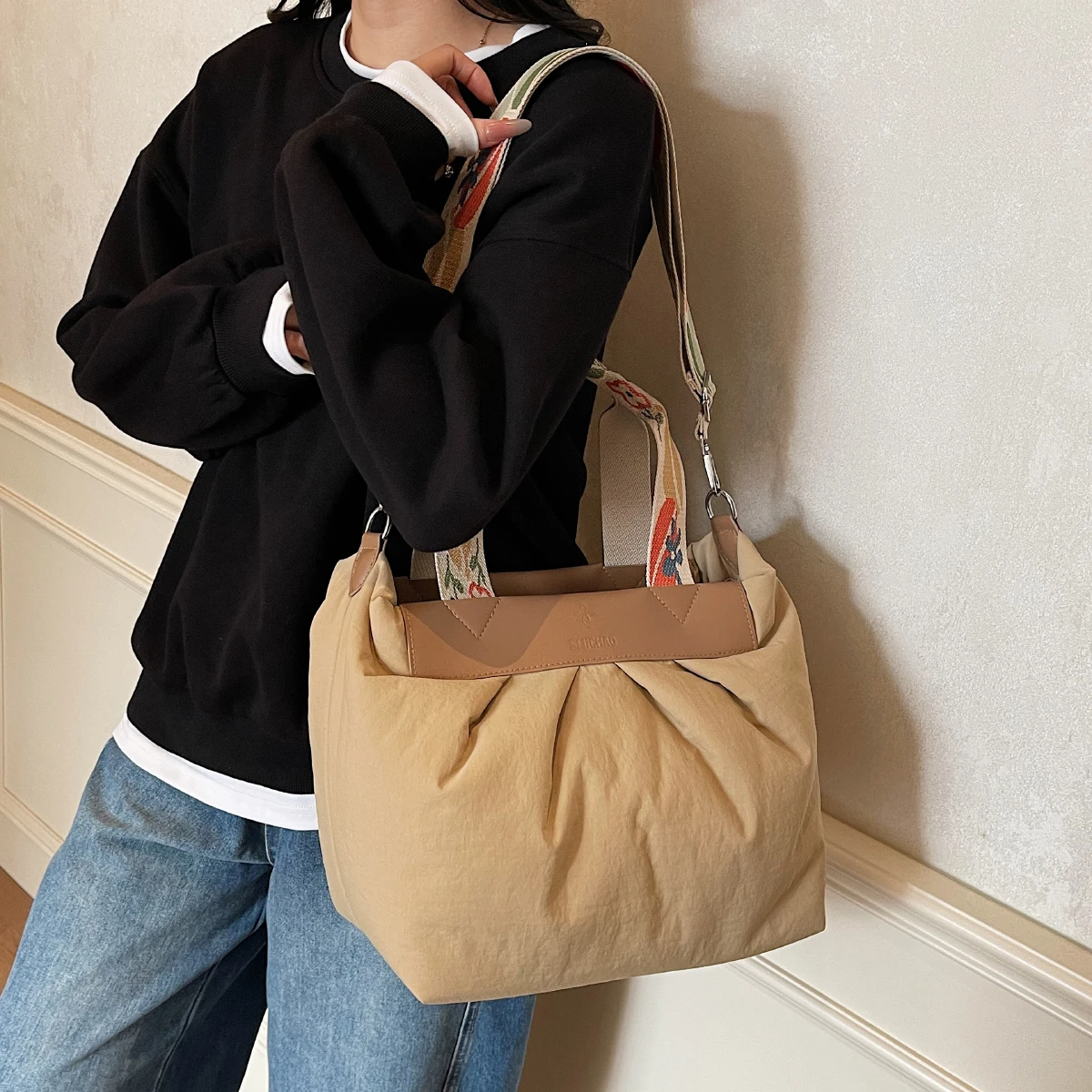 Cloth Bucket Bag for Women 2025 New Niche Design Crossbody Bag Popular Autumn and Winter Pleated Handbag Shoulder Bag Trendy Ladies' Makeup Bag